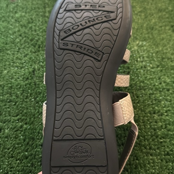 LifeStride Simply Comfort Women's Tan Flat Sandals. Very Good Condition. Size 8M - Picture 8 of 9
